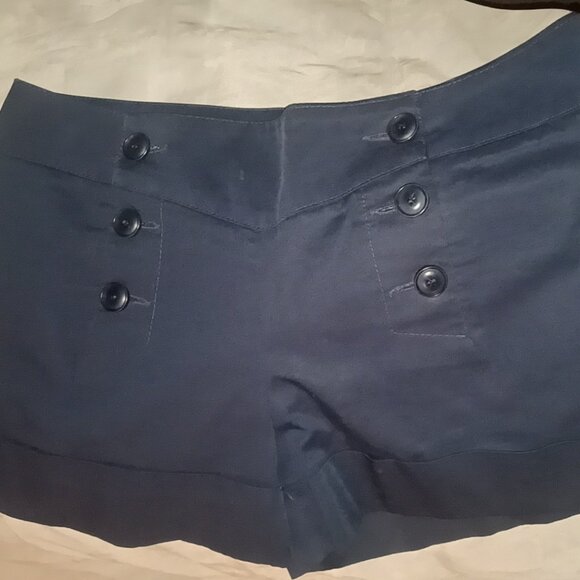 Women's shorts - Picture 1 of 3